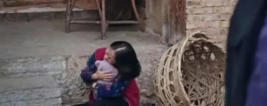 《她终于回到父母身边！爸妈眼神里的震惊与心疼，这段剧情太让人破防了》
看着她终于