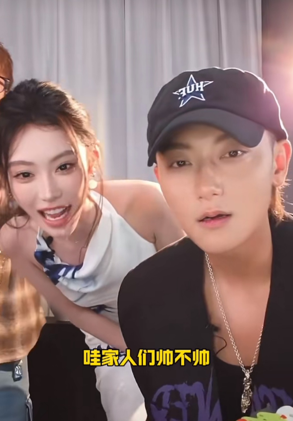 6月11日，黄子韬去女网红直播间，被女网红套路，聊到情人眼里出西施的问题
女网红