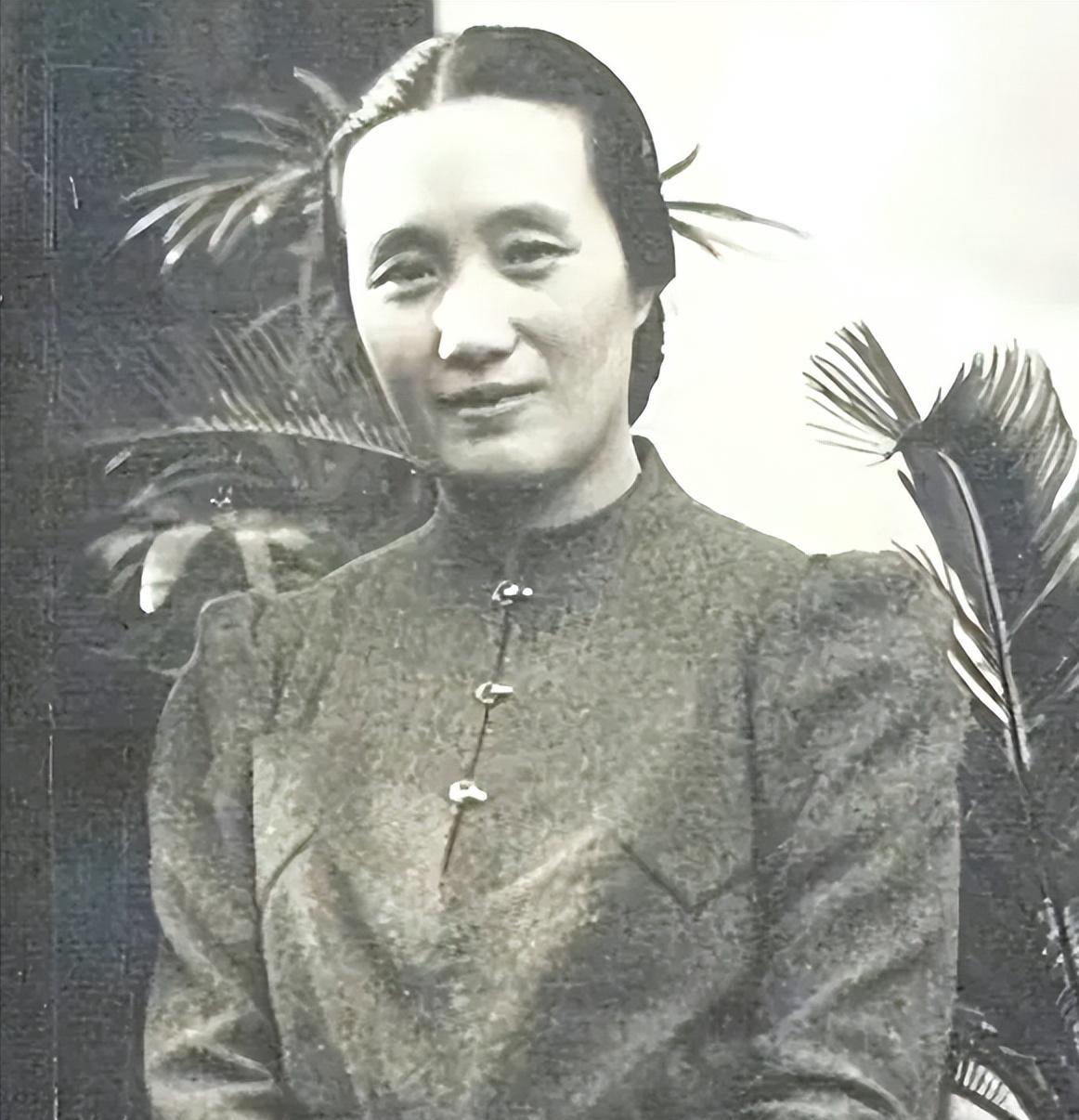 [浮云]1950年，宋时轮在饭店吃饭，无意间听到老板的名字，他手猛地一抖、放下筷