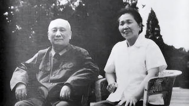 60年代毛主席到南京军区视察，见到唐亮后，毛主席：你会游泳吗？