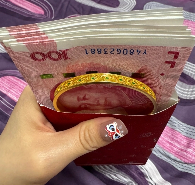 今儿第一次去男朋友家，一进门未来婆婆就塞给我个红包。一开始我瞅着红包的厚度，心说