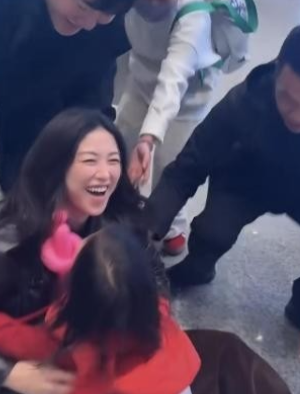 朱珠回北京，在机场被等待的4岁女儿欣喜扑倒，她的女儿好可爱呀！她也没偶像包袱自然