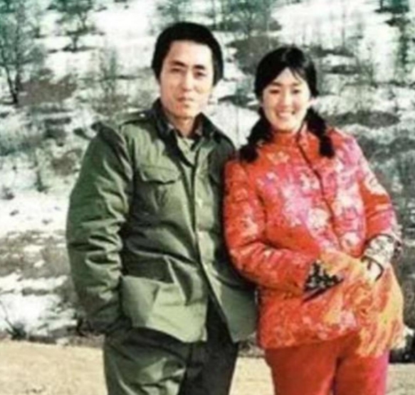 1987年，张艺谋要拍《红高粱》，可没钱租地拍高粱地的场景，咋办呢？他一咬牙，拿