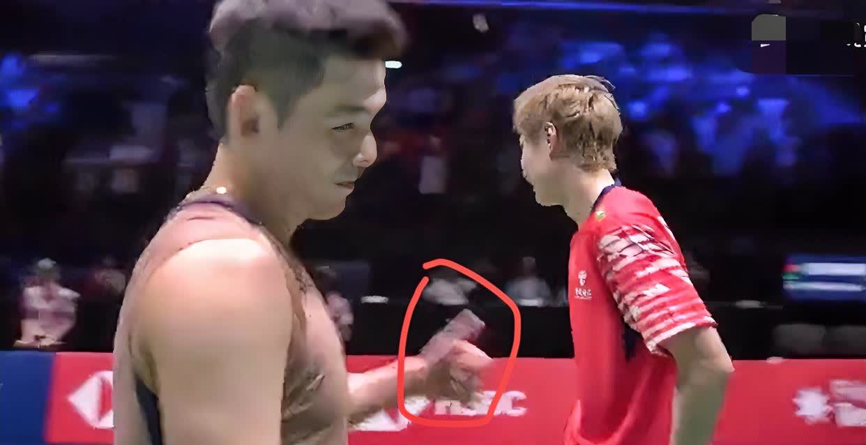 昆拉武特点赞石宇奇！！！
羽毛球世锦赛男单决赛第一局，石宇奇一度18:11，正