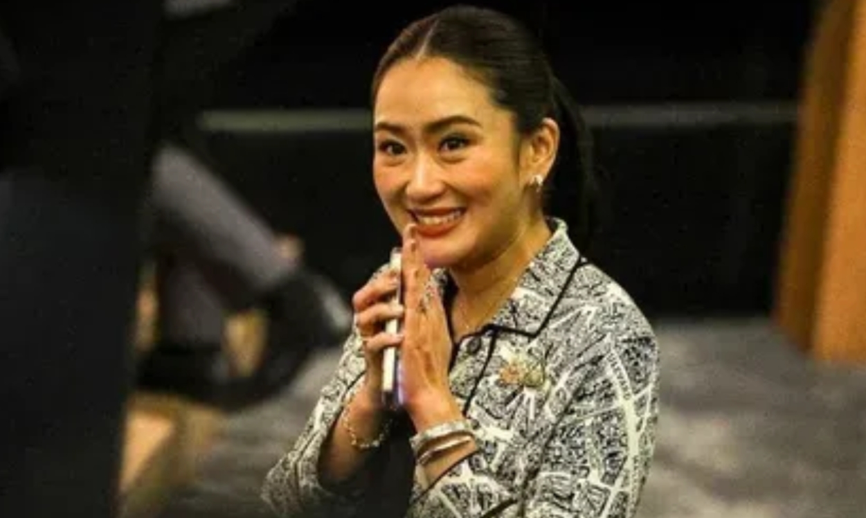美女总理发钱了！
泰国政府宣布，将动用270亿泰铢，在今年秋季之前，给全国270