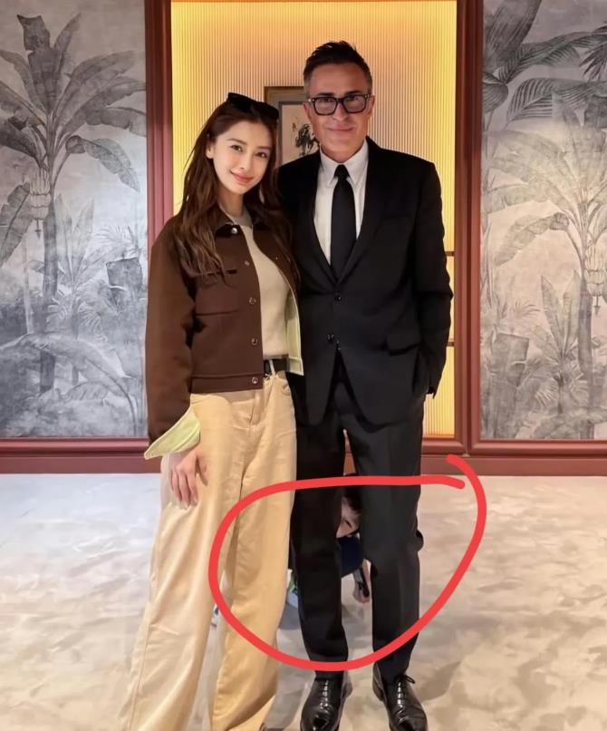 杨颖跟爱马仕高管的合照
仔细一看，后面是杨颖的儿子小海绵
看来当初网传的黄晓明花