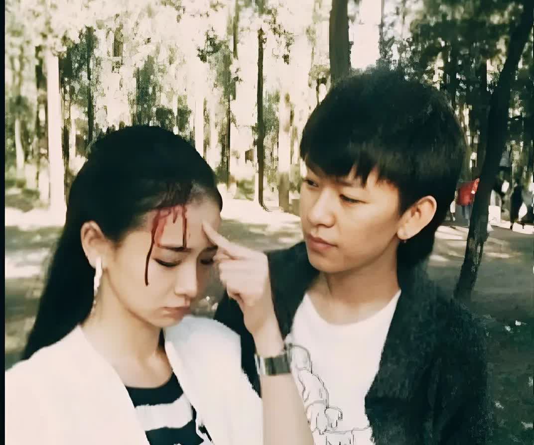 戚薇说，

我的初恋是林子君，女的

我们因一档综艺节目相识

然后