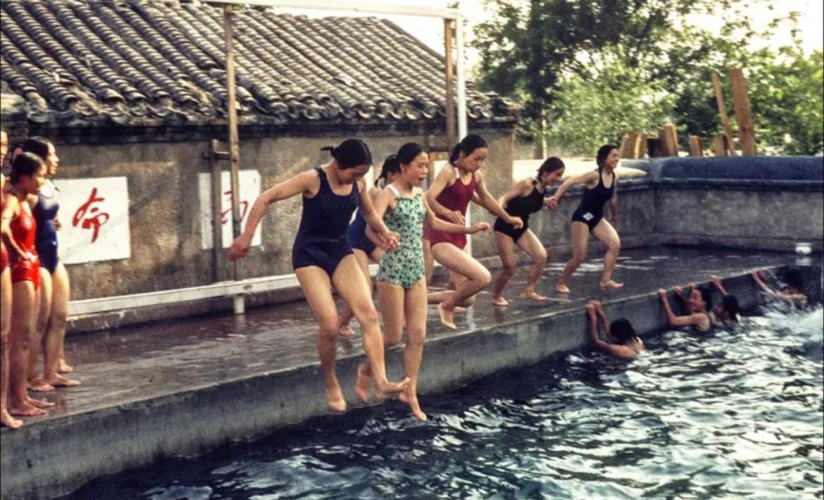 1972年，北京第三十一中学（现北京教育学院附属中学）的女学生们在校园泳池中嬉戏