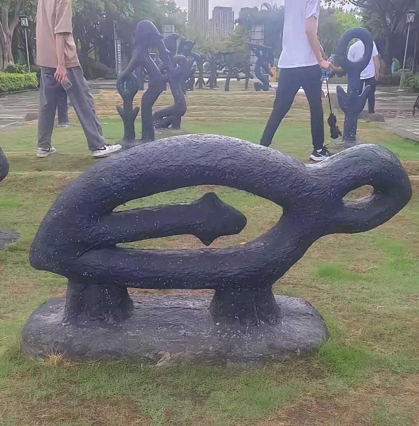 这是啥造型啊[害羞]
我滴个老天哪
不知道哪里的公园
怎么会出现这样的造型[害羞