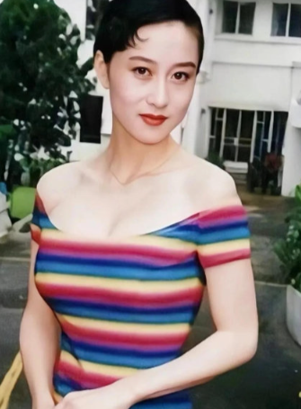 黄秋燕和利智年轻时候的颜值比对，我第一眼就会被黄秋燕给吸引住，我觉得她的美更加符