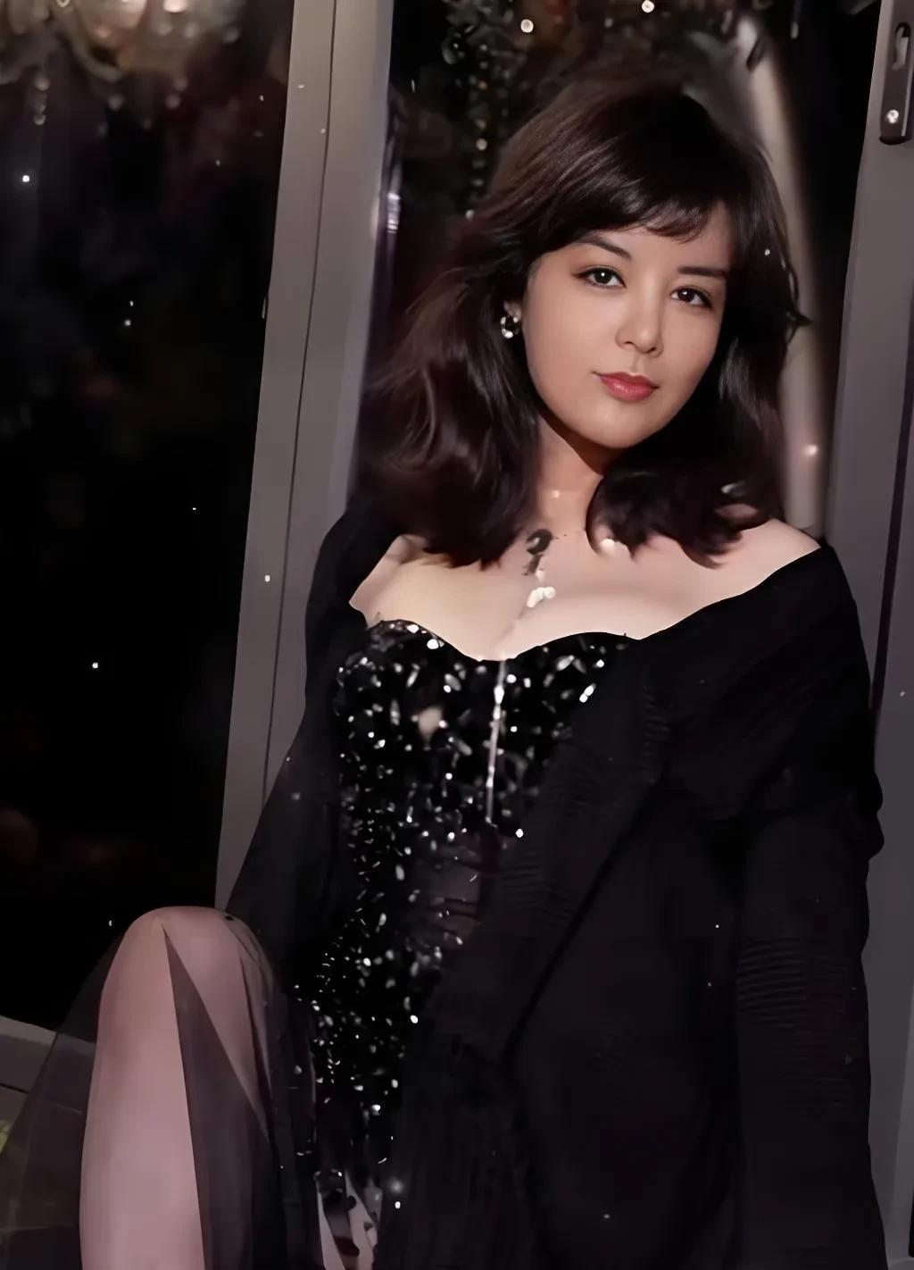 作为顶级富婆的于文红是怎么理财的？
于文红置办了很多高定衣服，这些高定礼服基本上