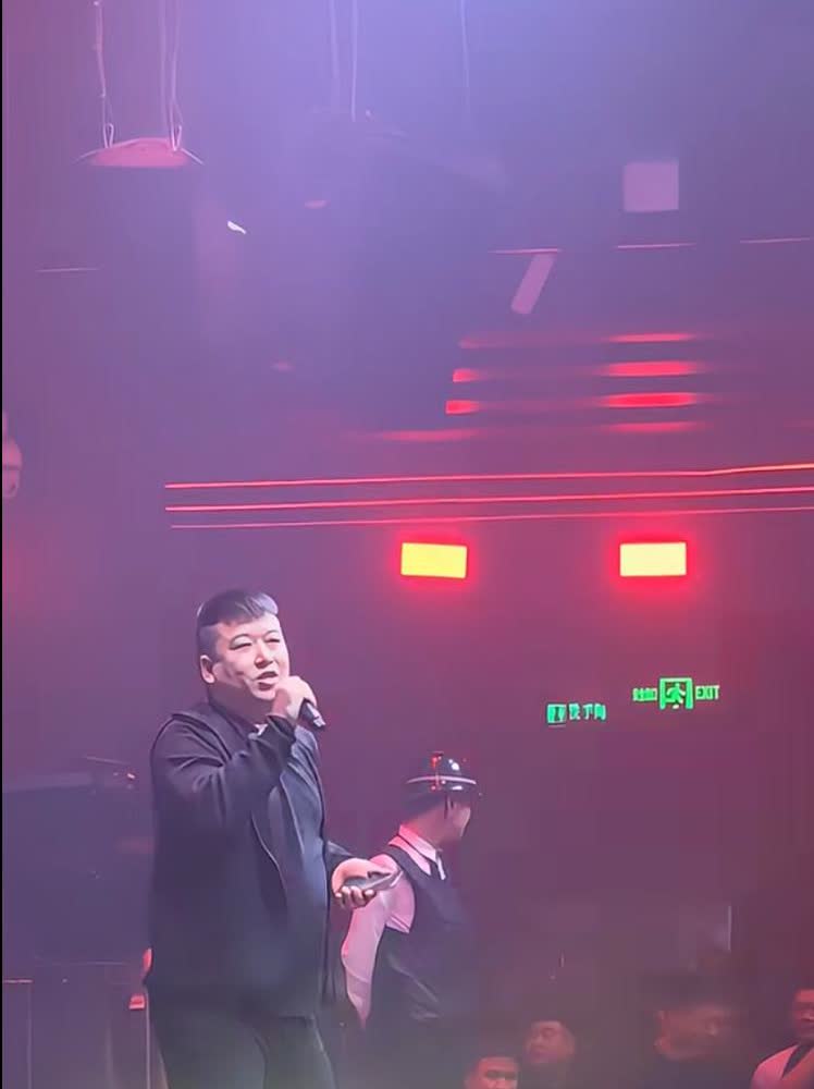 天津四哥，网名天津李四，现在也是一个超级大网红，全网粉丝近2000万。就这么个姥