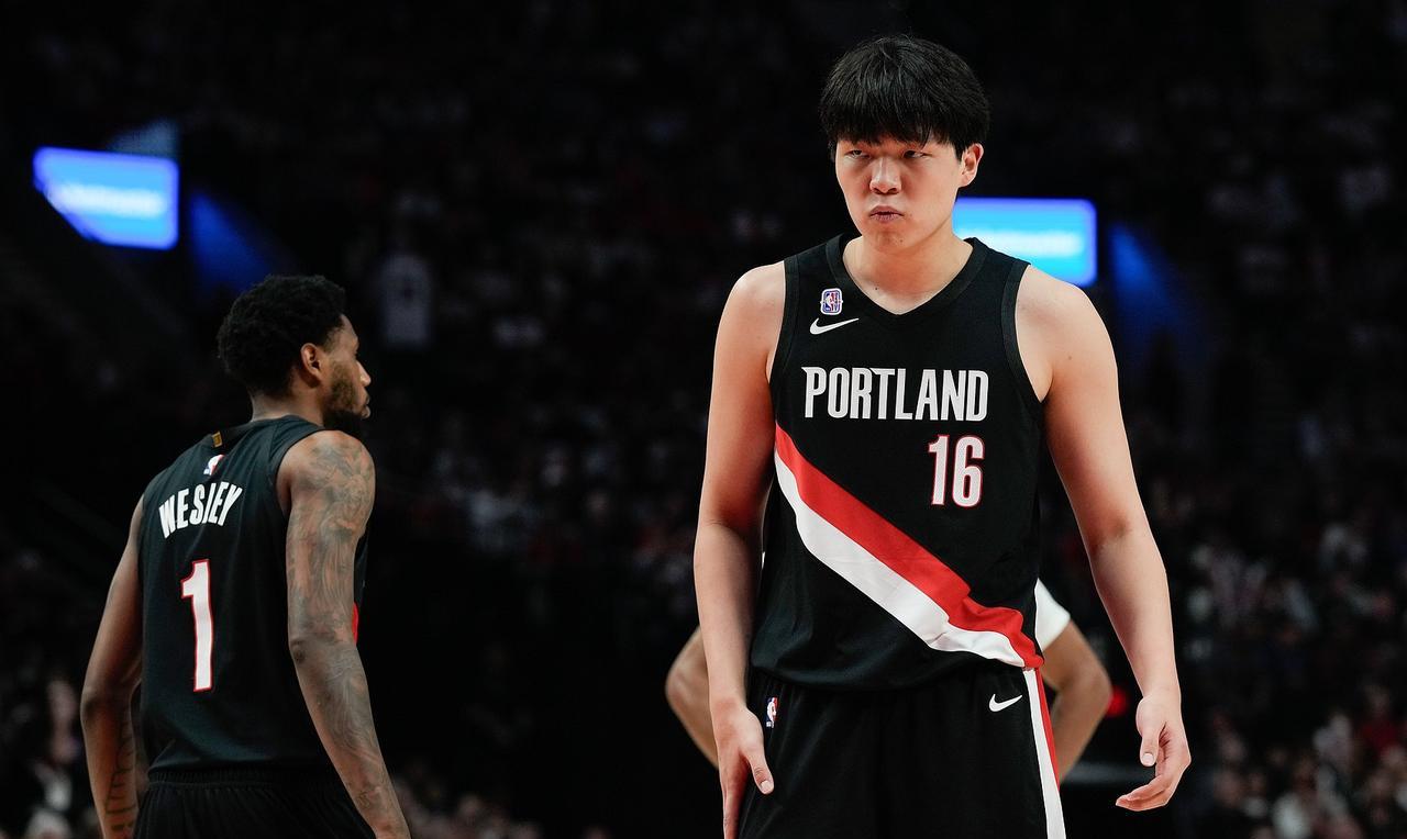 开拓者敢让杨瀚森去对位约基奇吗？
开拓者即将在下场比赛对阵掘金，杨瀚森也将首次在