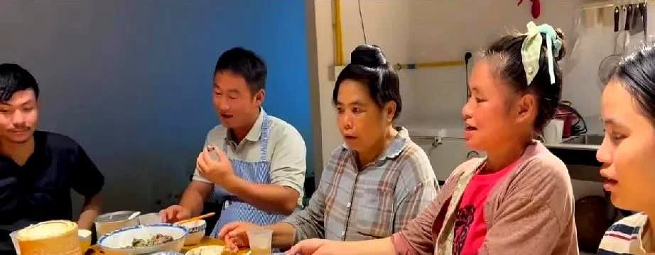 阿彪小依一回三合院就组局聚餐，饭桌上小依再次强调了“鸭头鸭腿鸭屁股得给老人吃”。