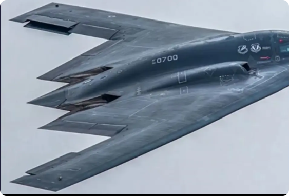 左边是美国空军B-2隐身轰炸机的“开裂式襟翼”
右边是中国空军歼-36隐身战斗机