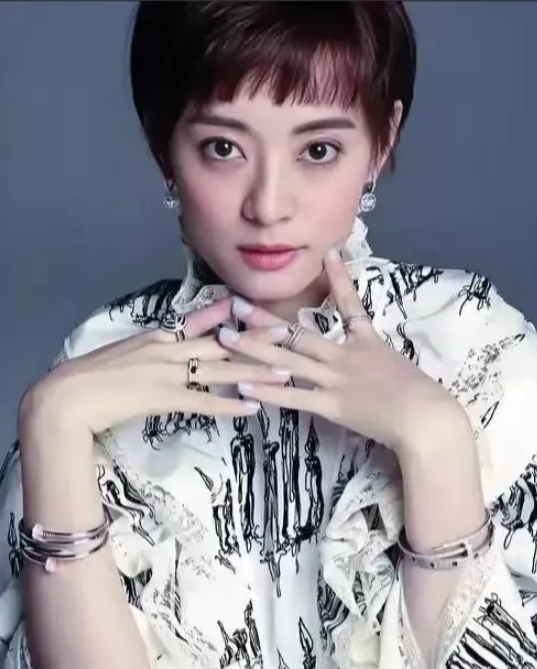 一夜之间，
孙俪彻底蒙穿了，

不是因为《甄嬛传》火了，而是因为她和罗晋搭档演的