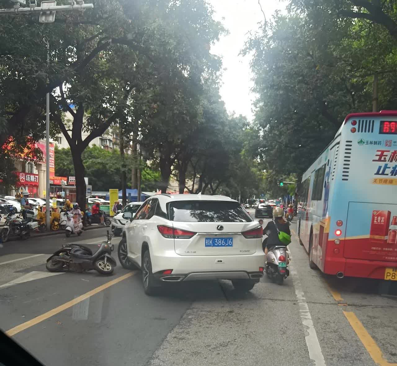 稍微不注意就挨，在南宁开车还是要眼观六路耳听八方才得，守住自己的车道，变道有紧盯