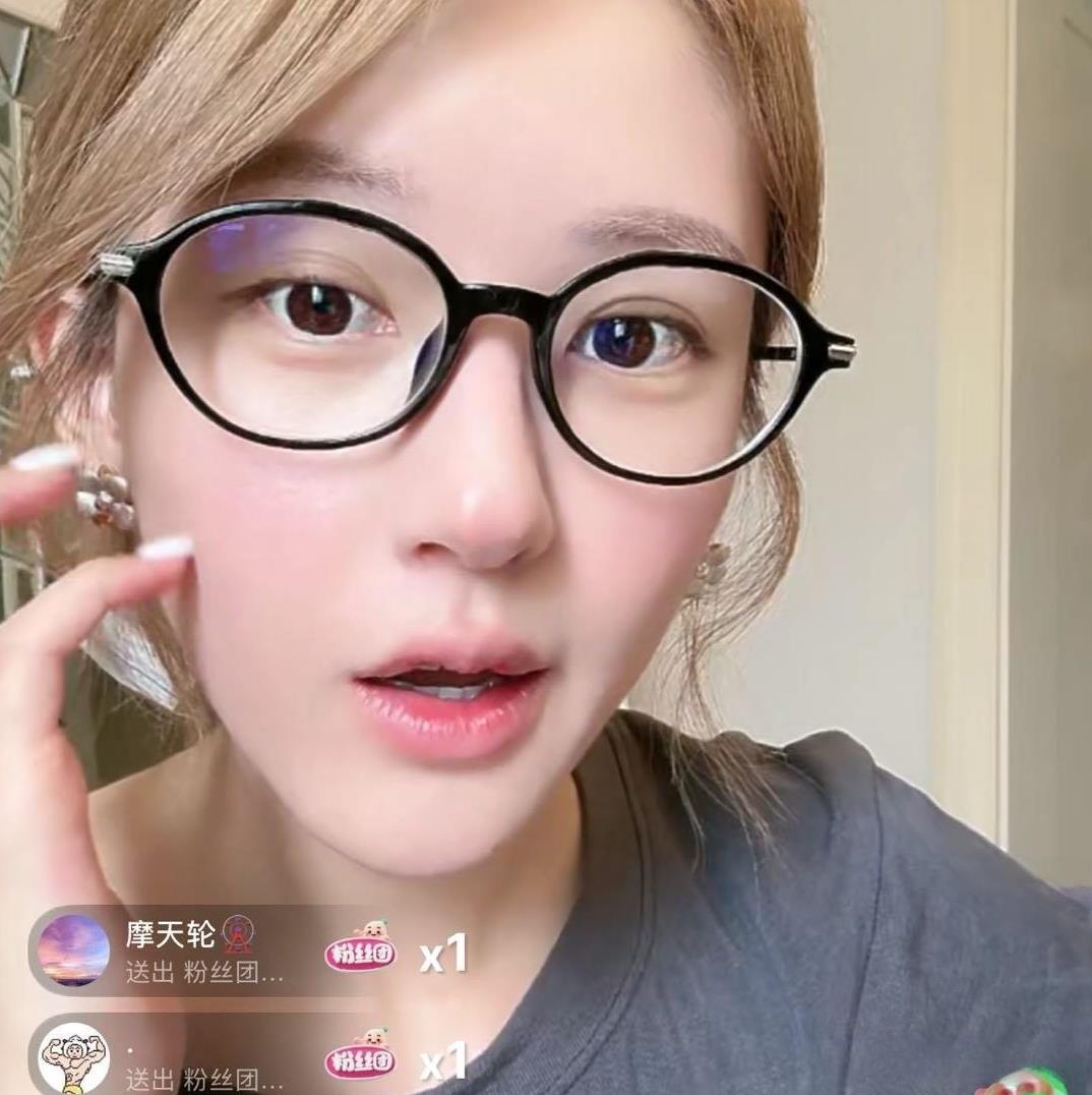 赵露思这次回应把“暗戳戳较劲”直接摆到台面上了！
一句“谁care谁啊？
偏有人
