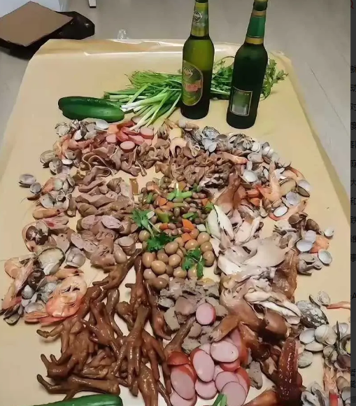 哥们请我喝酒，就这桌酒菜，属于一个什么样的水平？
