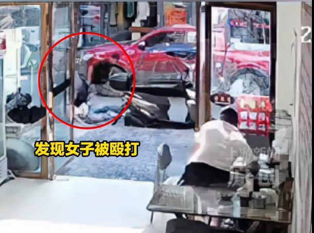 贵州，一位白衣男子正在饭店里吃饭，突然看到一位黑衣男子把一名女子踢倒，然后用脚不