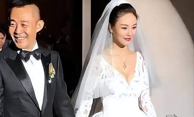 她曾是“丹东之花”，却执意嫁给了比自己大11岁的二婚男士——侯勇。为了照顾侯勇，