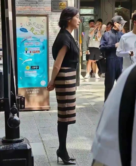 吴越身上那股认真负责的劲儿，颇似小学班主任，不怒自威，默默守护着班级的秩序与成长