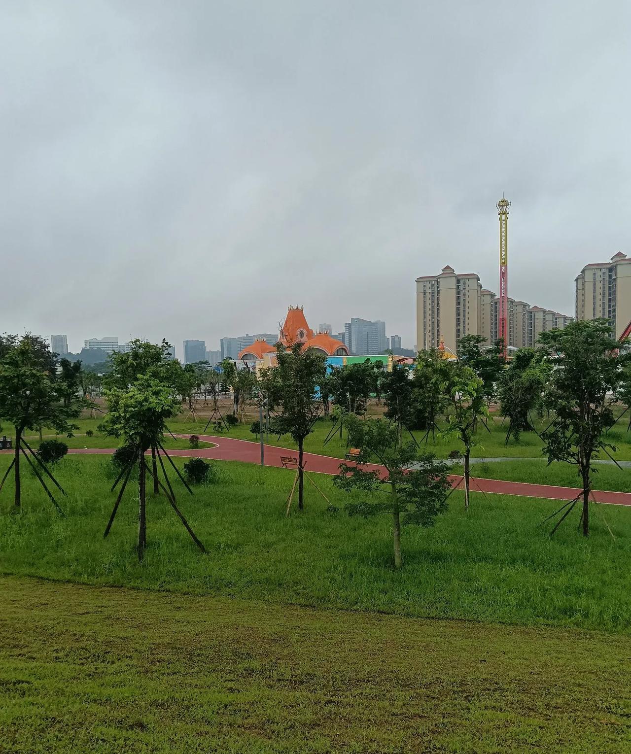 小户型如何改善风水环境？
一:多用浅色系扩大空间感。
风水中有"三纲五常"的概念