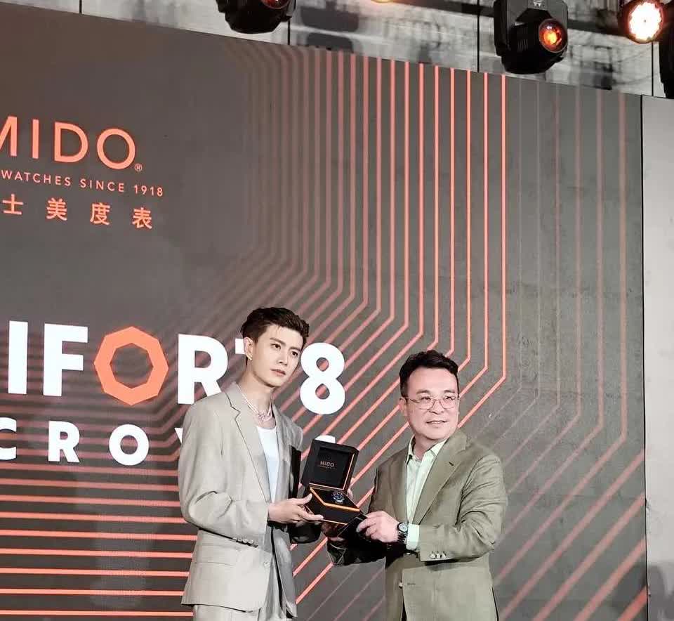 @任嘉伦 [呲牙]
又是人家伦了
合影
很贵的吧