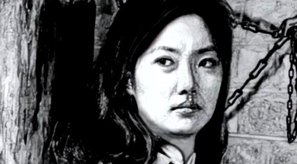 1939年，女战士肖影在日军阴冷的地牢里被酷刑折磨得神志不清，突然，一个汉奸上前