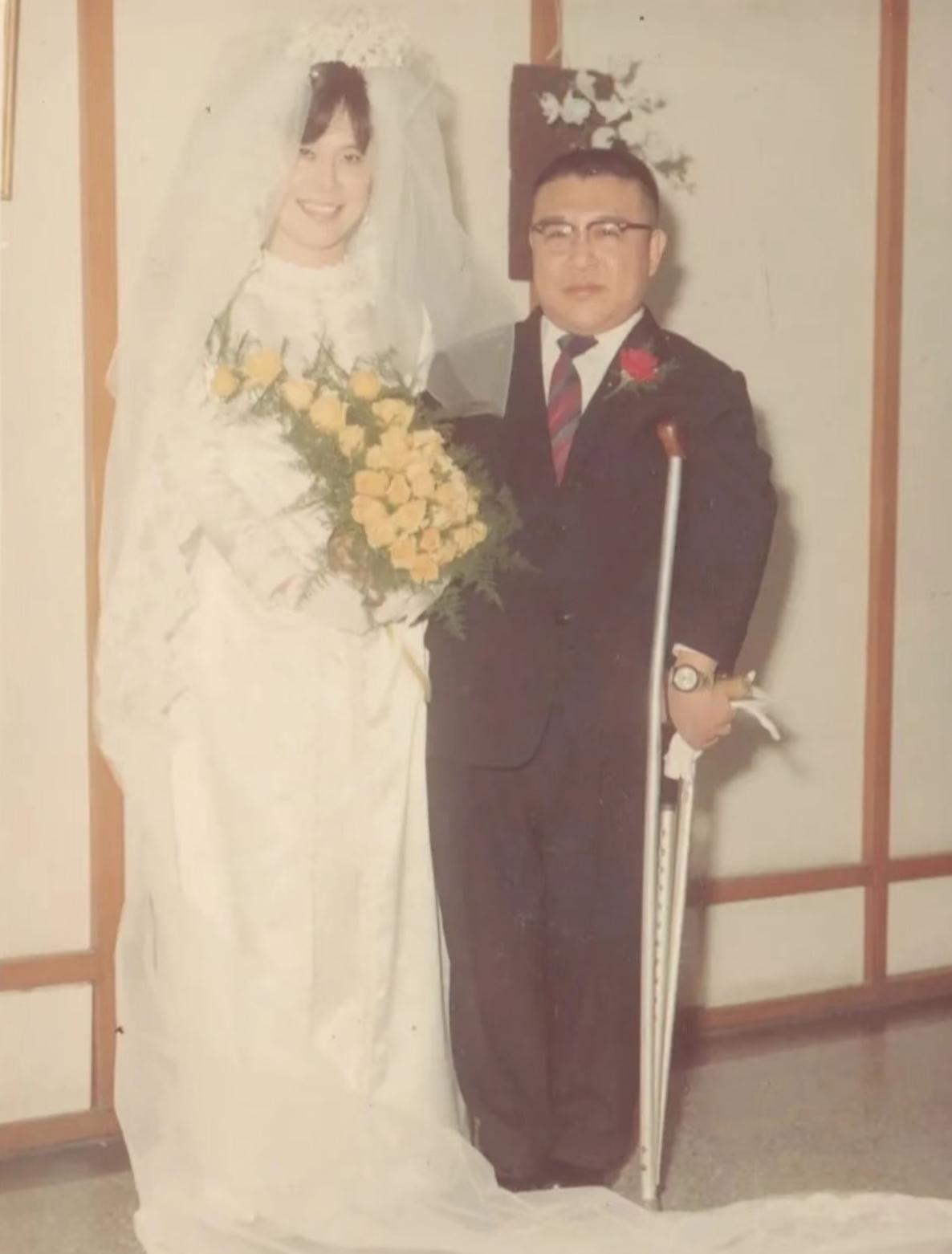 看到许倬云和妻子孙曼丽当年的结婚照，身披白纱的曼丽的确是气质温婉，一看就家庭出身