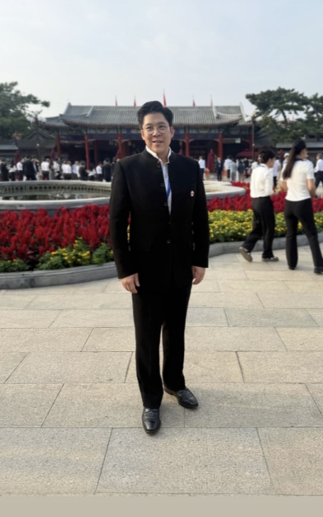 香港名流齐聚北京看阅兵，霍启刚难掩激动，邝美云穿西装英姿飒爽。





那场9