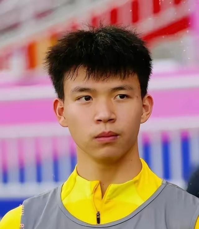 最新国足名单猜想！
守门员：韩佳琪、蹇韬、李昊（个人觉得蹇韬不错）。
后卫：蒋圣