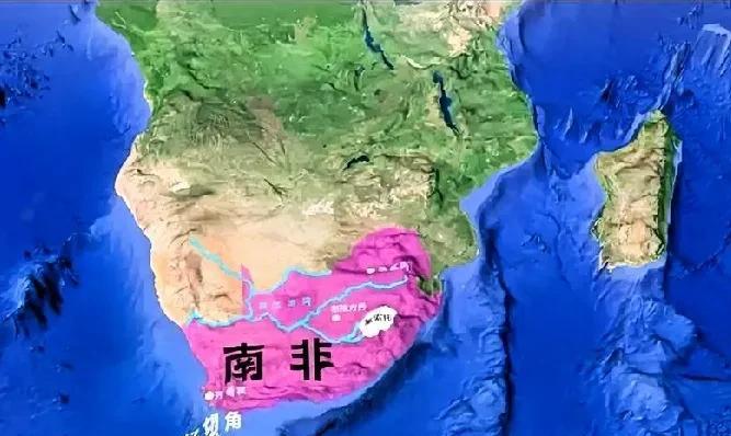 南非：向东大学习，打倒白人土豪，平分土地！
南非，也就是马斯克老板的家乡，75％