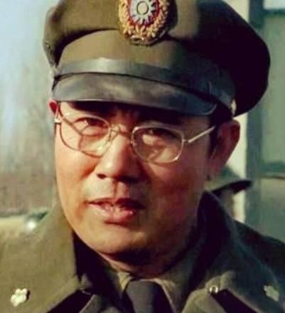 1948年，师长戴海容久久攻不下阵地，廖耀湘丢开望远镜大骂道：“饭桶！宪兵队立即