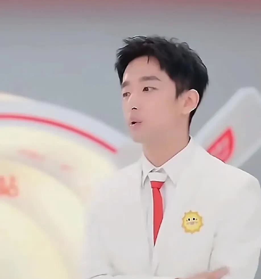 原来莎莎自己也知道，大家都称呼她为小太阳。
主持人问莎莎：很多人在生活中称呼你