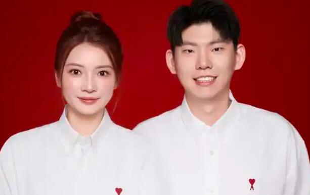 黄雅琼与刘雨辰的奥运求婚一年后，羽毛球混双冠军宣布甜蜜喜讯，引发网友热议。
黄雅