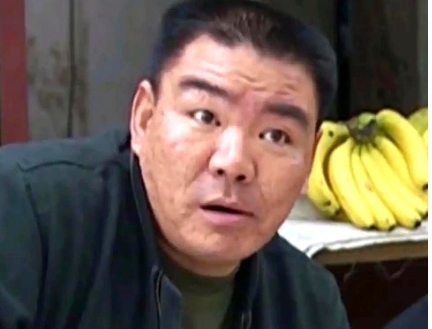 上个月我外甥下班后宵夜，被邻桌醉酒男子找茬扇了两巴掌。

当时他马上报警了，警察