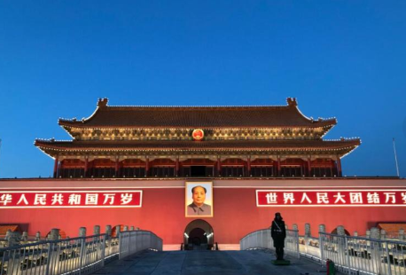 到底要不要颠覆现行的世界秩序？这是现在摆在大家面前，一个最现实的问题。之所以会出