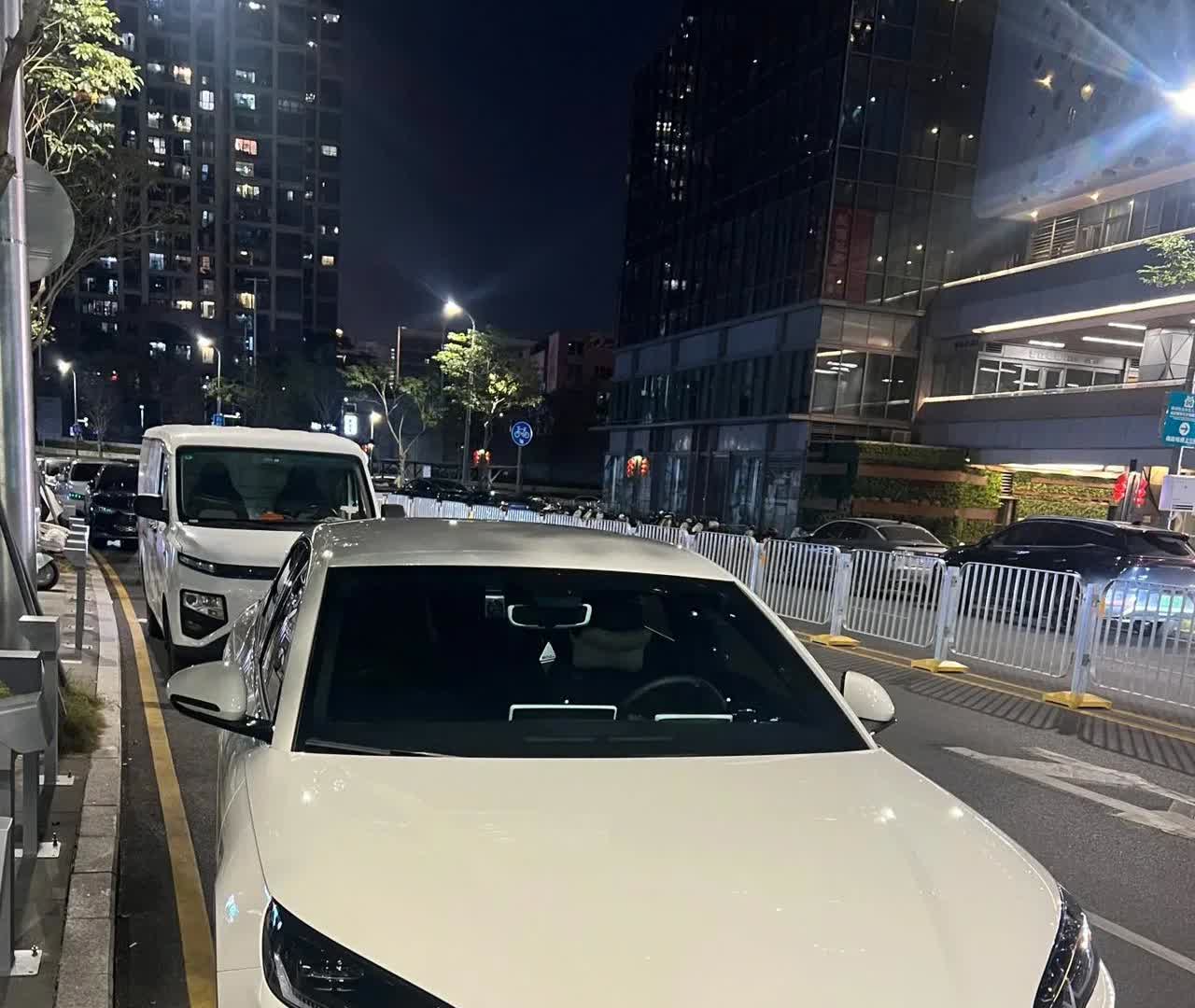 油车和电车 5 年使用成本对比
油车
车价 10 万+年 2 万公里油费 1