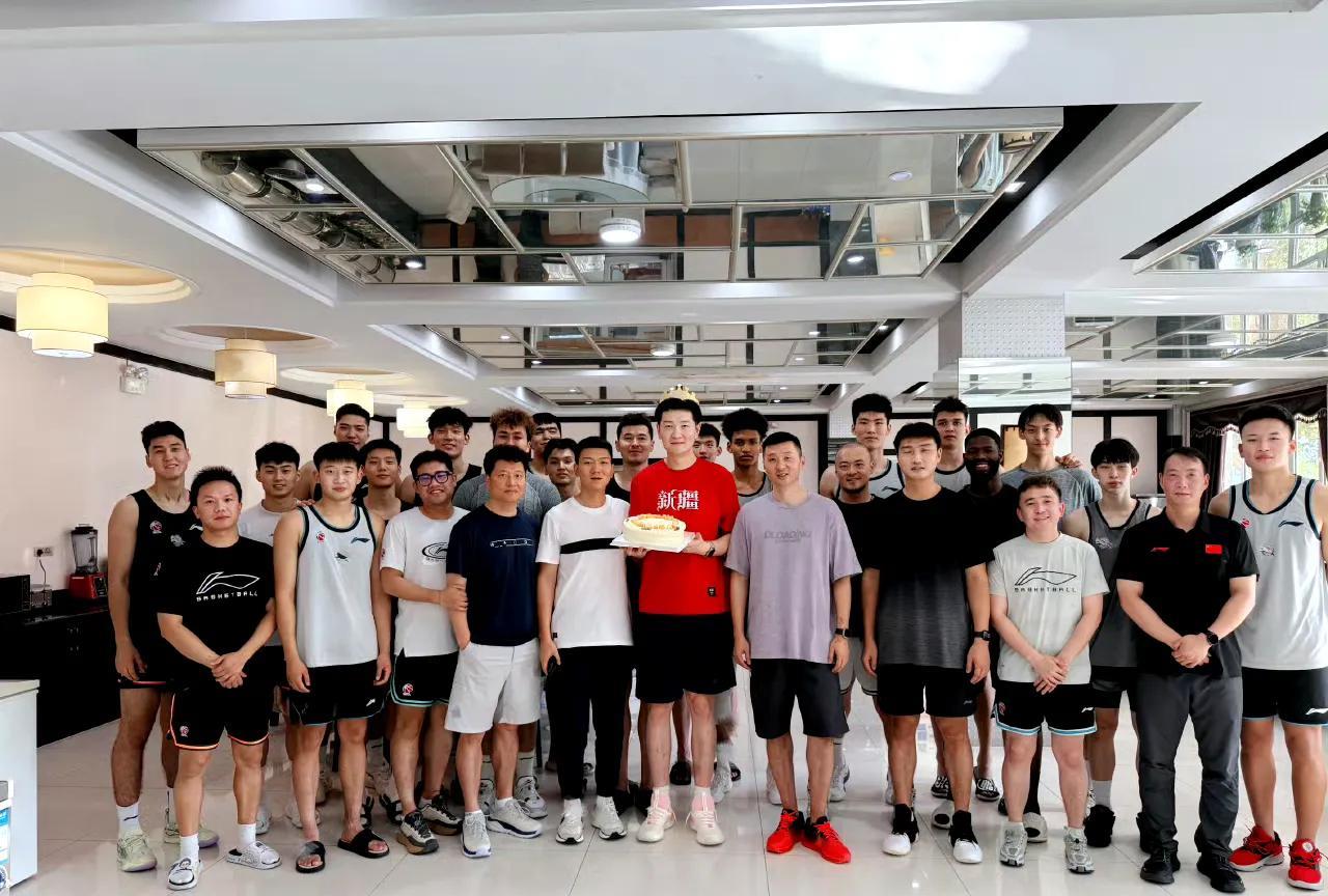 新疆男篮部分球员给球队翻译罗杰过生日，大家看看都有谁。