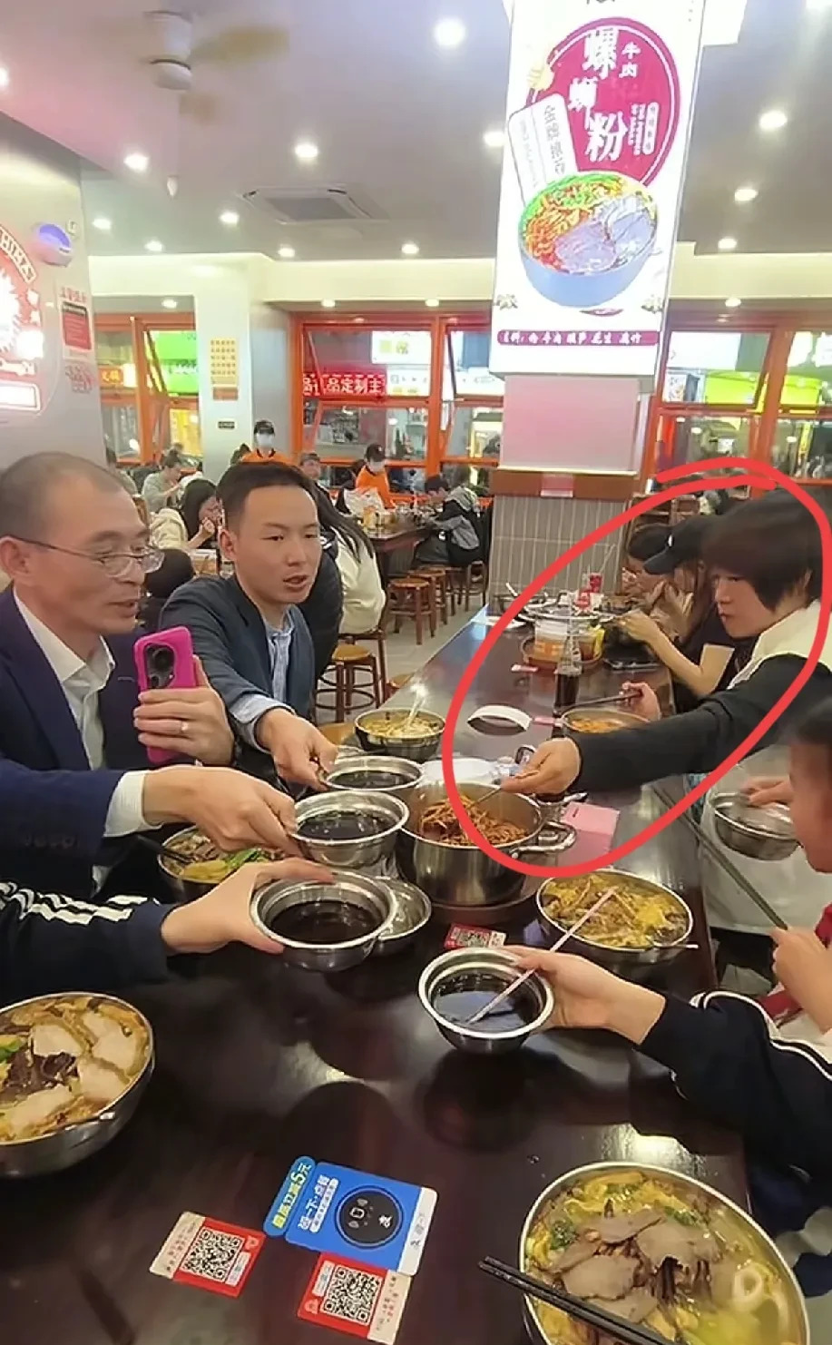 阿姨躲镜头暴露身份











是谁？是谁？是谁？躲躲闪闪，遮遮掩掩！