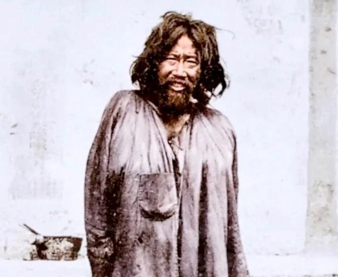 1937年，一名教授破衣烂衫，紧抱着怀里咸菜罐子，步行了1000多公里，到达长沙