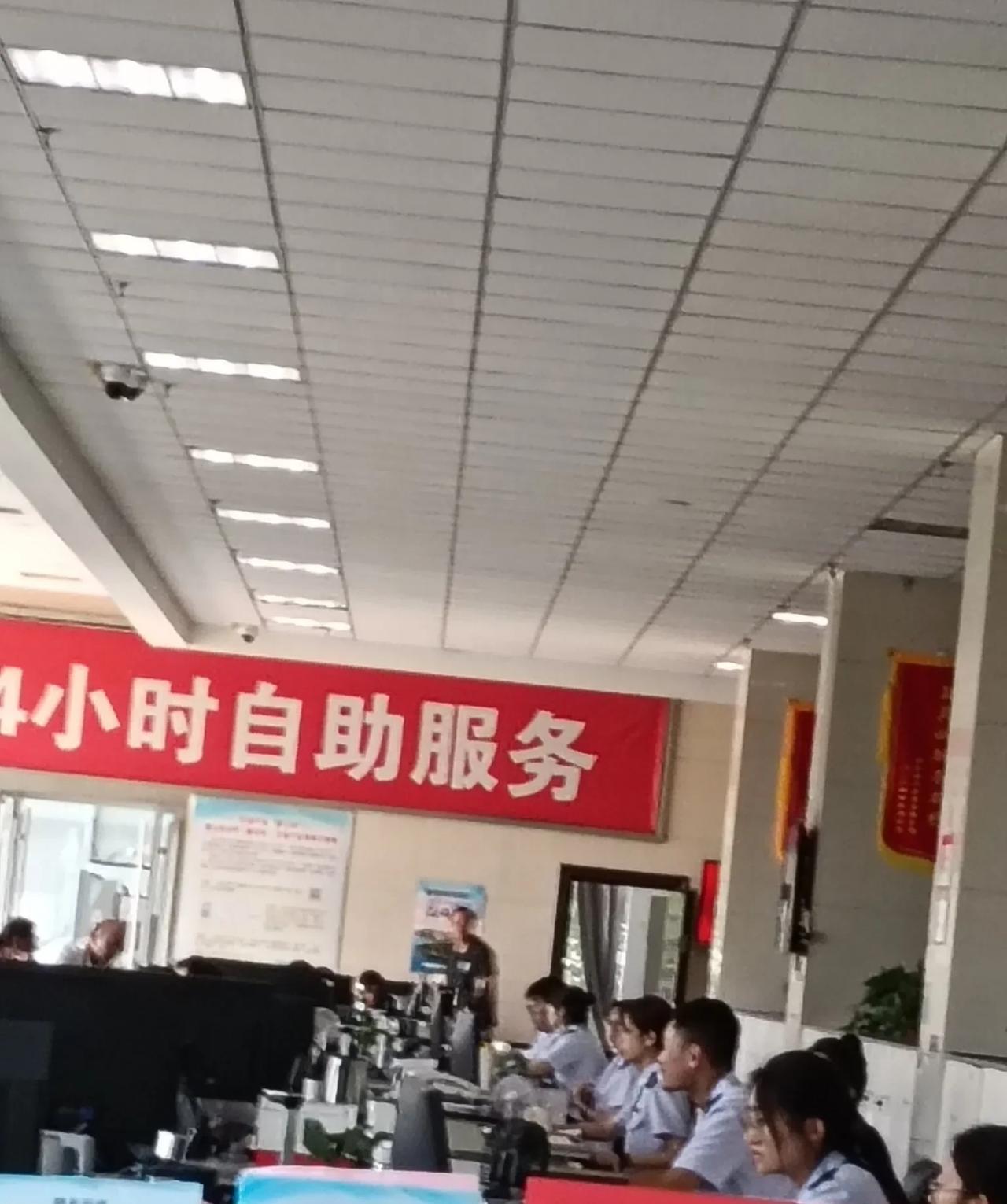 真是气人，现在这房子过户也太麻烦了！需要啥证件就不能一次性说清楚吗？我头回办的时