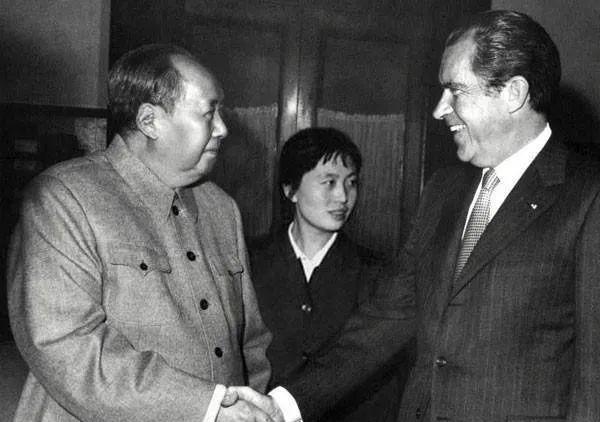 1972年，尼克松访华，毛主席送给他4两茶叶，他嫌太少了，觉得毛主席真小气，而周