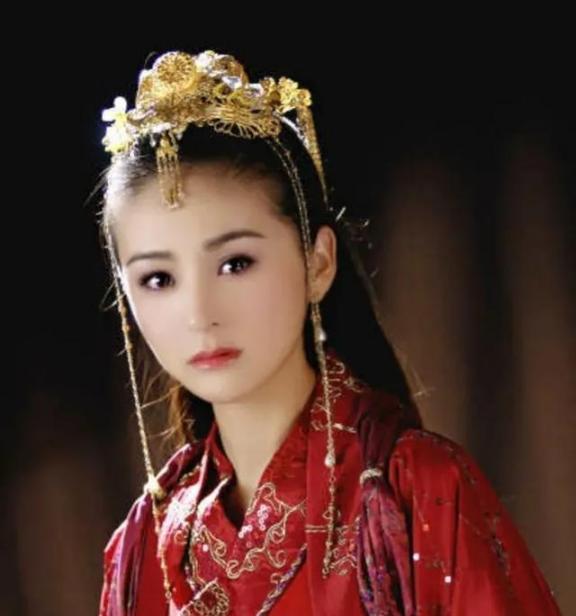公元80年，西域小宛国女王，召见了汉朝来的使者班超，16岁的女王一身红衣，眼波似