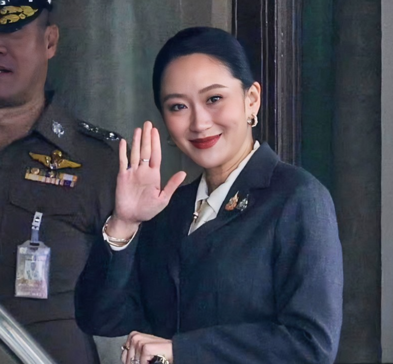 一声叹息！泰国总理佩通坦因为与柬埔寨议长洪森通话被对方录音而下台实在太可惜了，但