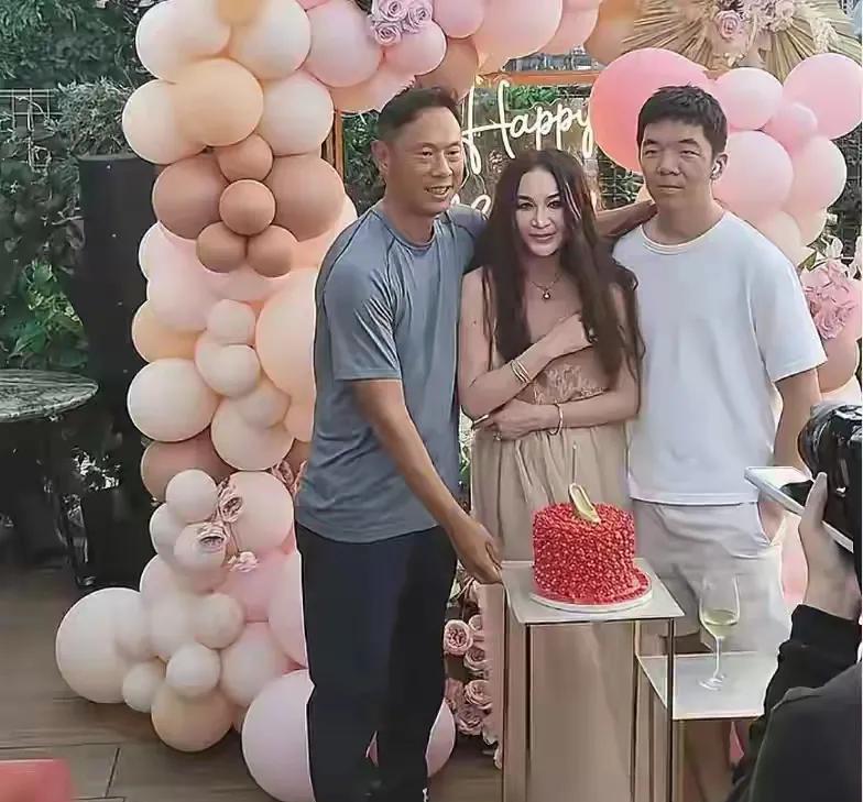 温碧霞一定很好，才能拥有一个这么好的老公，她老公对她太好了，一般男人做不到，婚姻