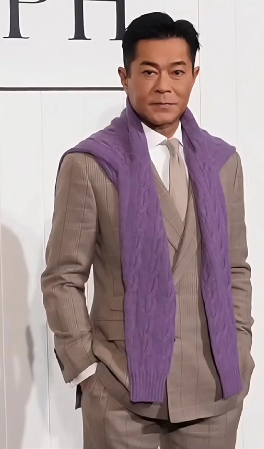 古天乐再也回不去了，是哪个家伙带他去美容院的？

曾经的美男子，如今站在十二少旁