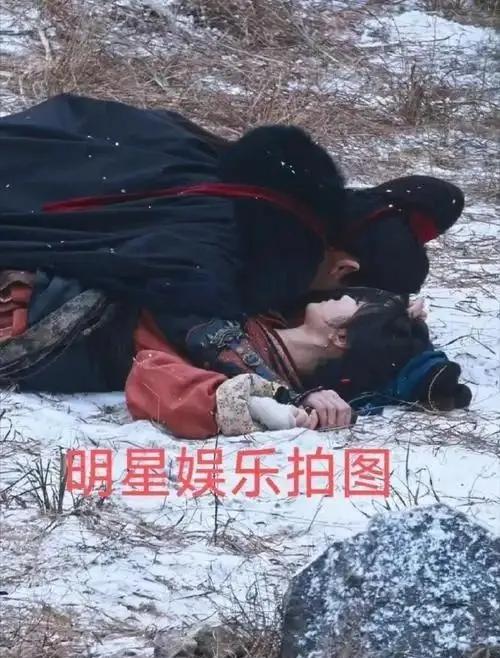 演员张凌赫近日谈及被家人看到吻戏的场景，表示虽感尴尬但理解家人感受。他透露已与家