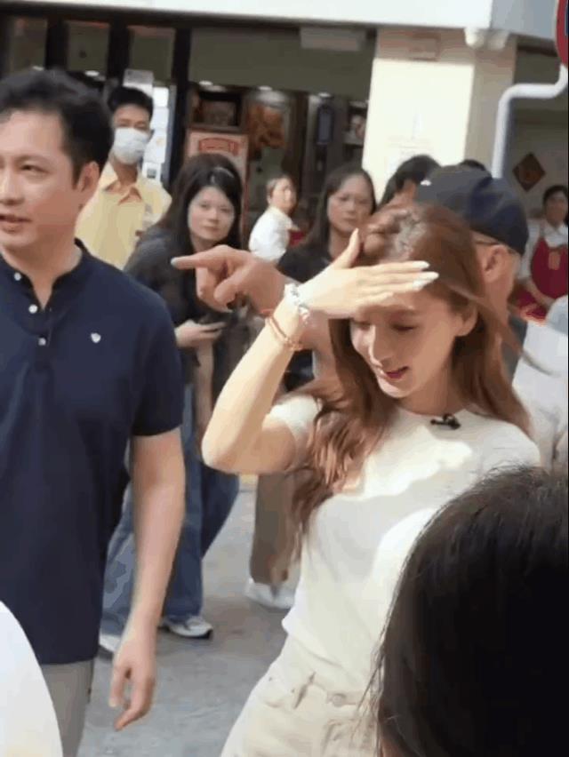 网友在澳门偶遇新鲜的baby杨颖！
杨颖还是一如既往的美啊，不知道她什么时候再录